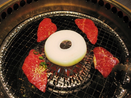 焼き肉を食べる