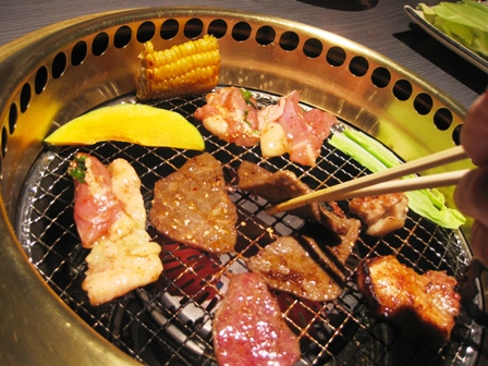 焼き肉を食べる
