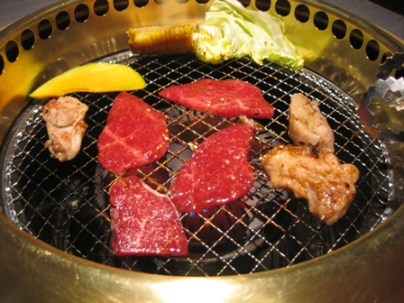 焼き肉を食べる