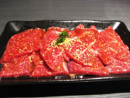 焼き肉を食べる
