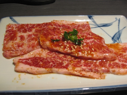 焼き肉を食べる