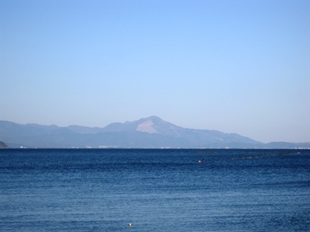 蒼く・・青い・夕暮れ前の琵琶湖でした。