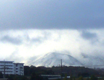 お山が白く