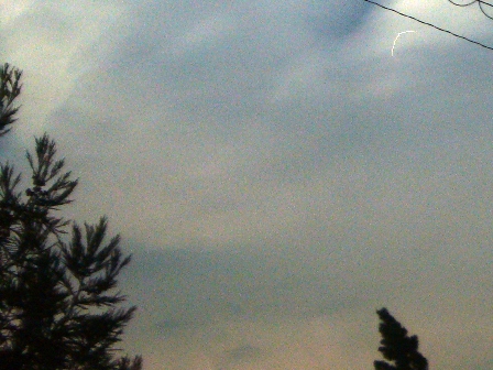 夜の空、雷光