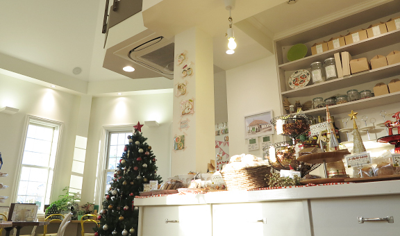 カフェのクリスマスツリーの店内展示が始まったので見てきました。 [湖南市・UPPER SECRET]