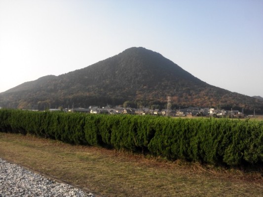 三上山を望む