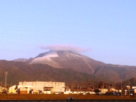 伊吹山に帽子が！