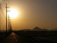 三上山と朝日